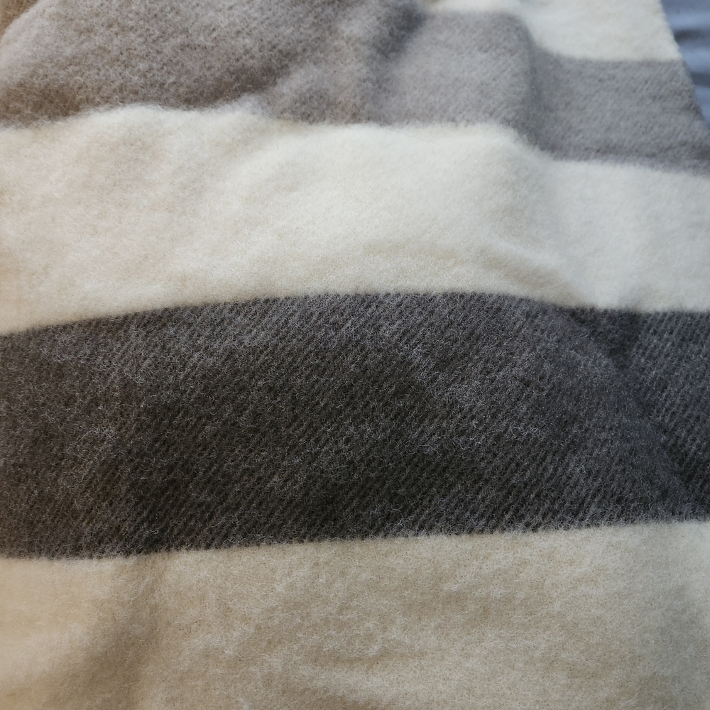 Luxurious Cream and Gray Blanket for Ultimate Comfort